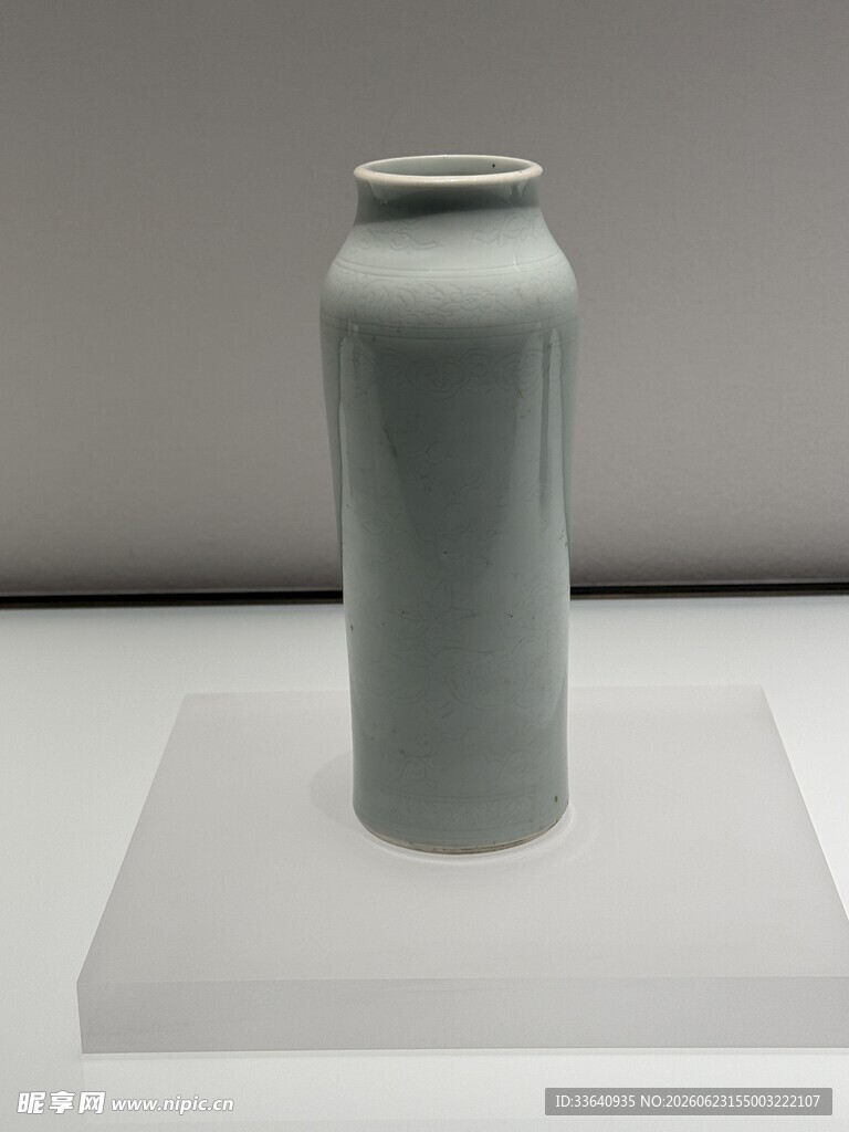 浅绿陶瓷瓶置于展台上