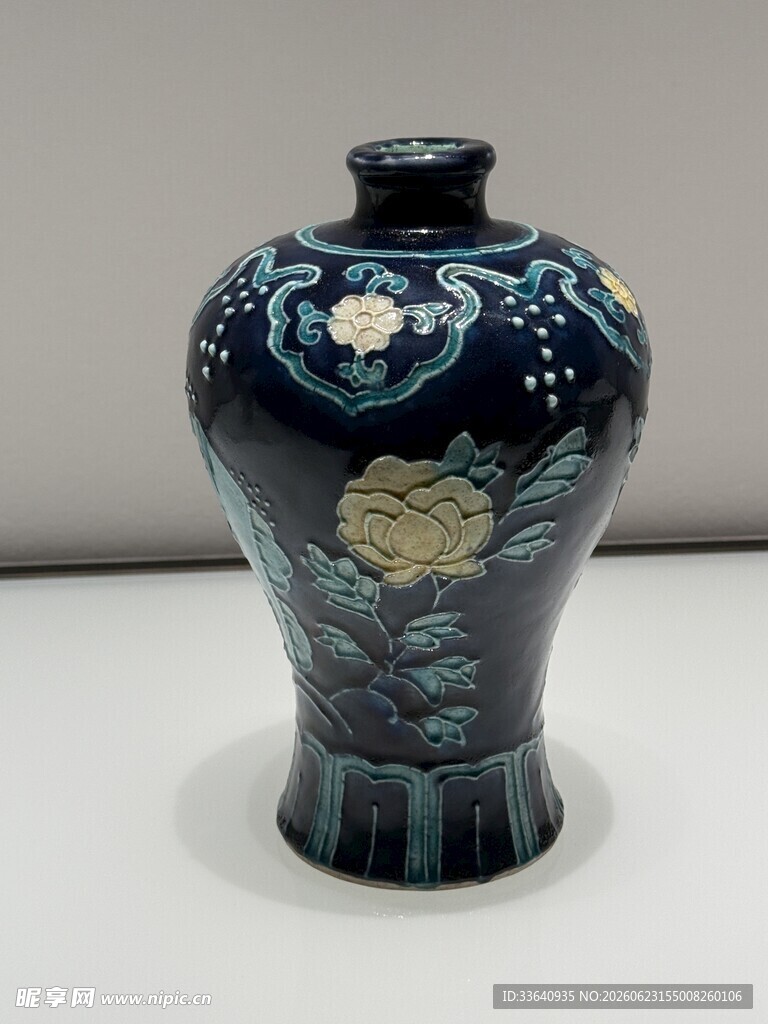 蓝底花卉纹精美陶瓷花瓶 