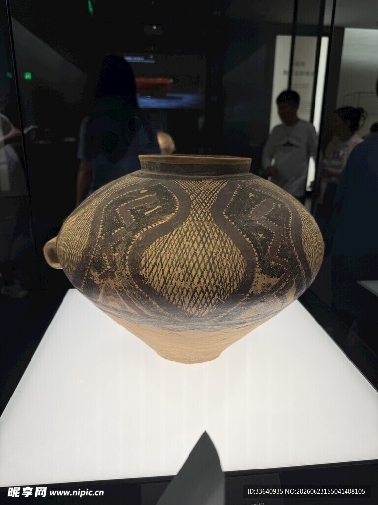 古代陶罐文物展示