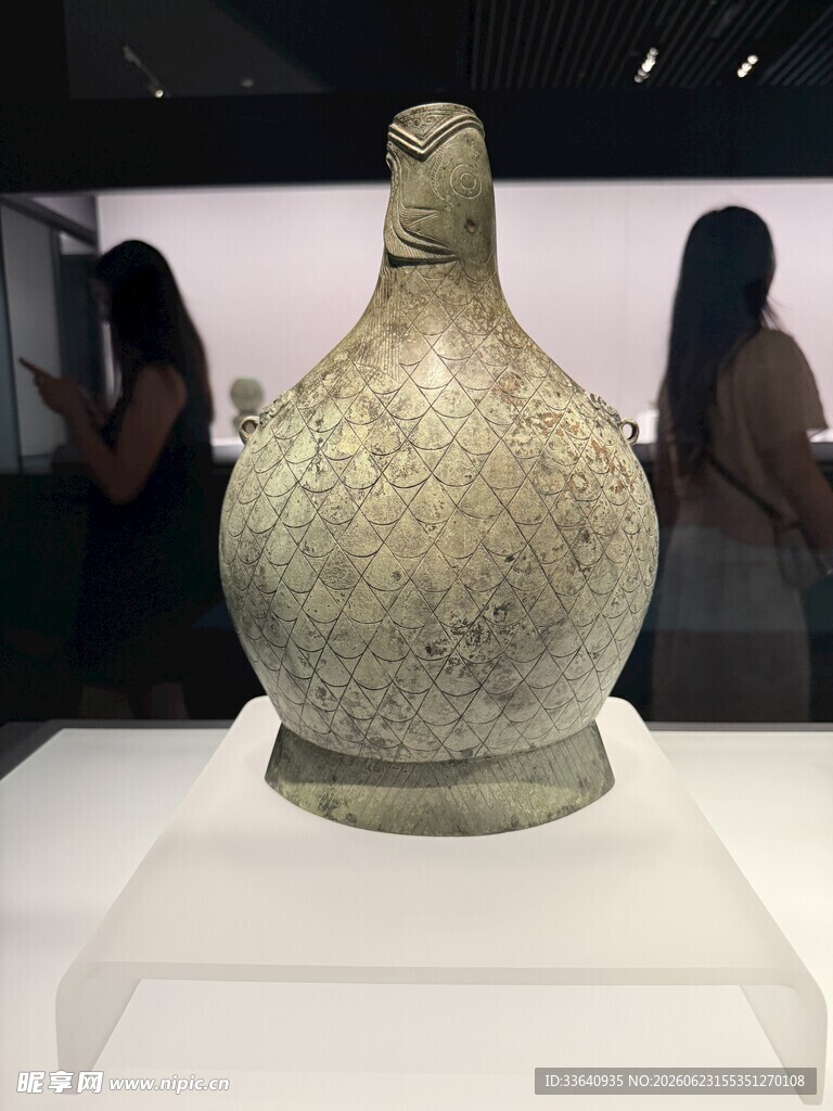 古代青釉蒜头瓶展示