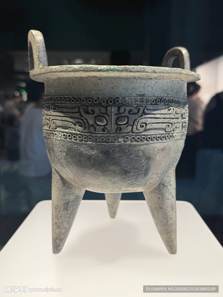 古代三足青铜鼎文物展示