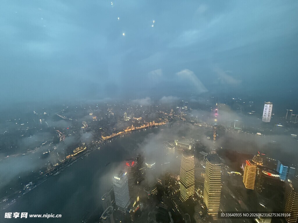 雾中城市天际线景观