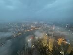 雾中都市夜景俯瞰