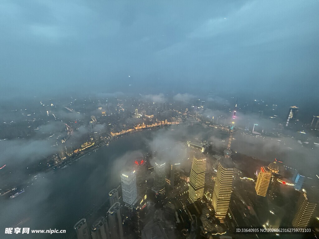 雾中都市夜景俯瞰