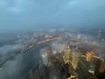 云雾缭绕中的繁华都市景观