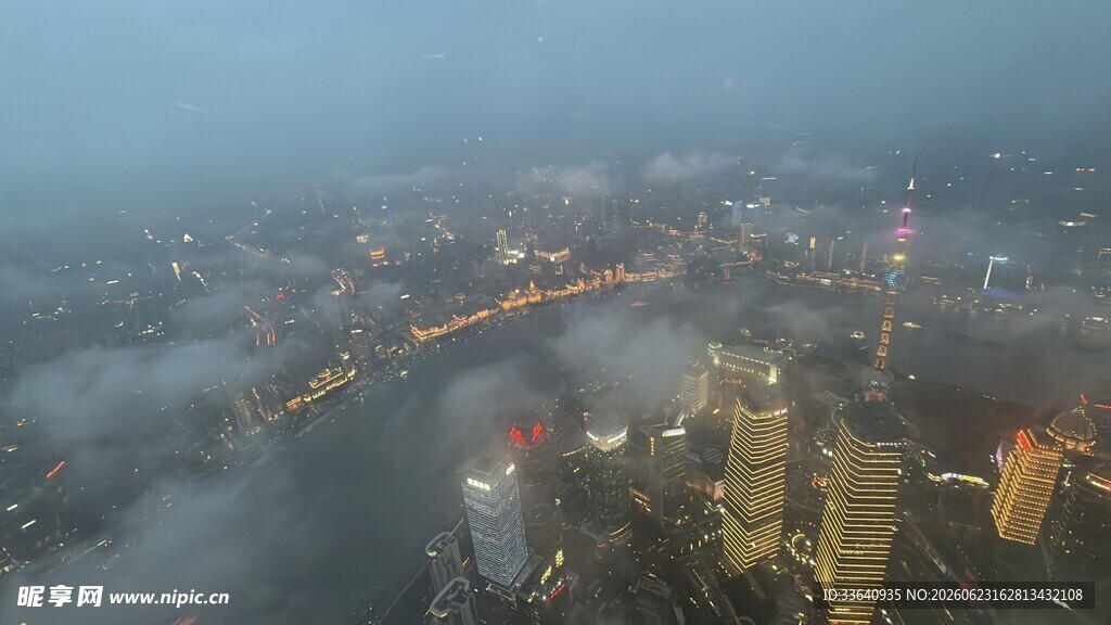 上海城市云雾中的天际线