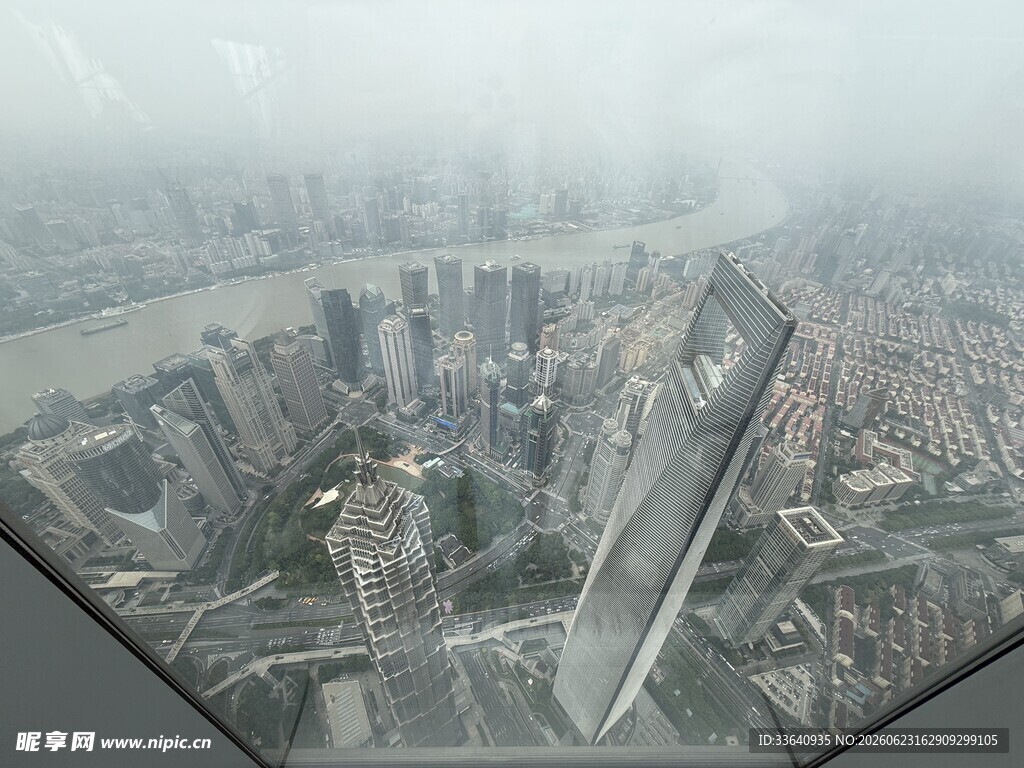 俯瞰云雾中的繁华都市