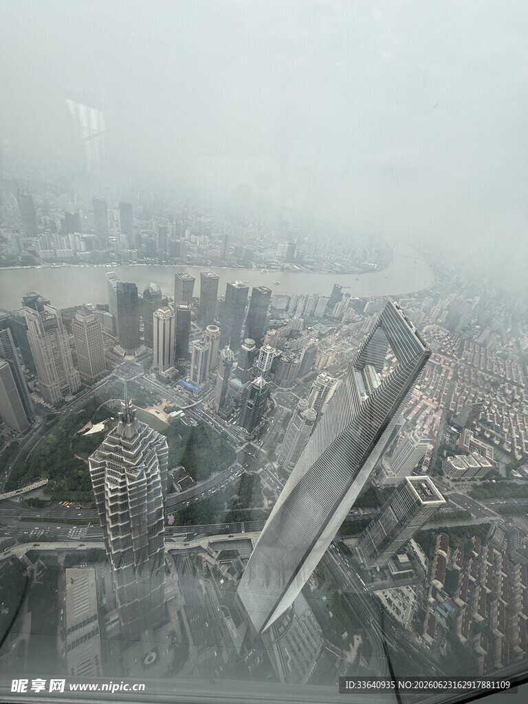 雾中俯瞰城市建筑群