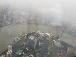 雾中俯瞰城市与河流景观