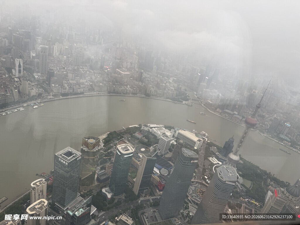 雾中俯瞰城市与河流景观