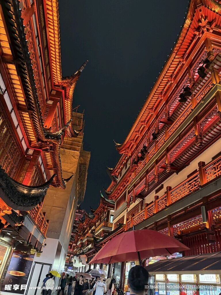 古街夜景 灯火璀璨人熙攘