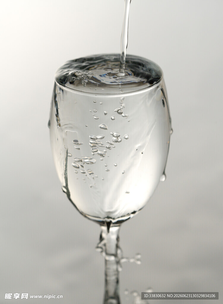 水注入高脚杯瞬间