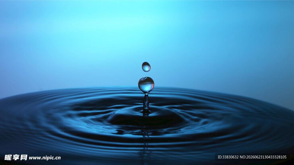 水滴入水泛起涟漪瞬间