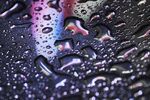 水滴在金属表面的绚丽景象