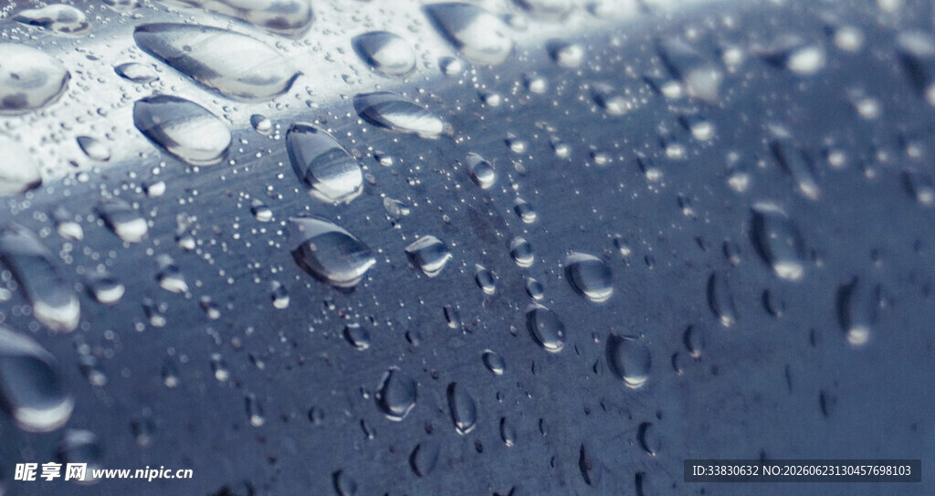 玻璃上晶莹的雨滴