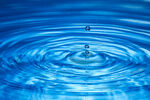 水滴入水泛起层层涟漪