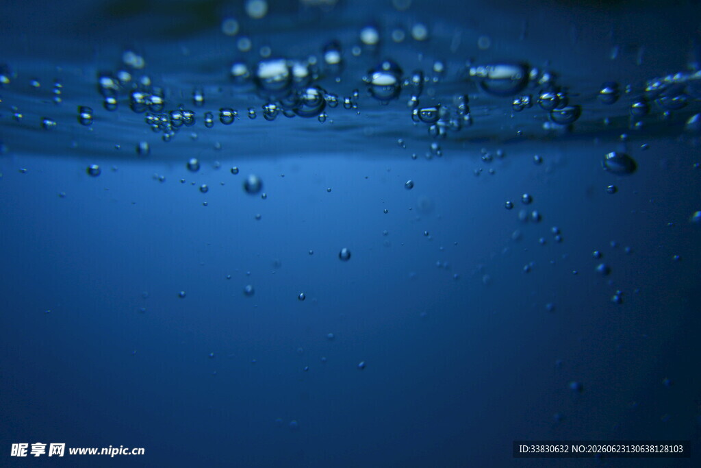 蓝色水中悬浮的晶莹气泡