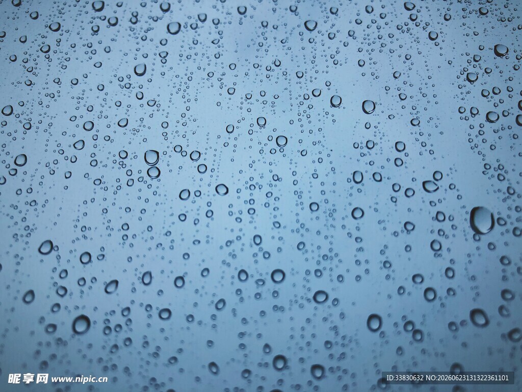 水滴覆盖的蓝色背景画面