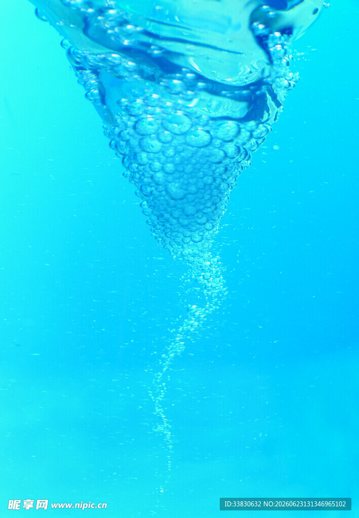 水滴入蓝水的美妙瞬间