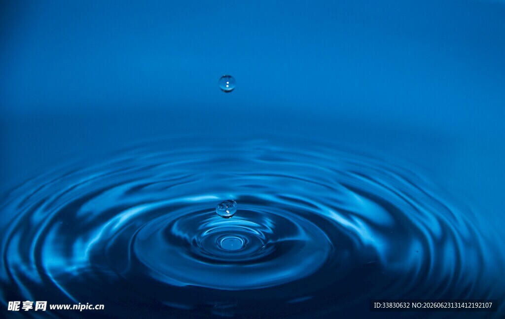 水滴入水泛起层层涟漪