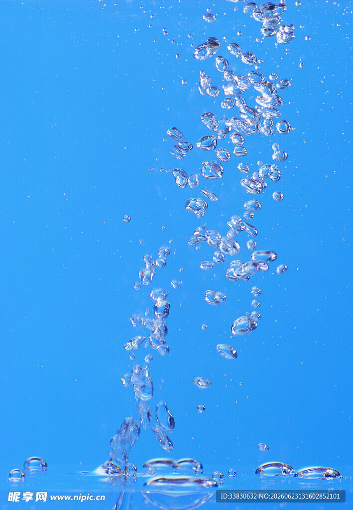 蓝色背景下的水花飞溅