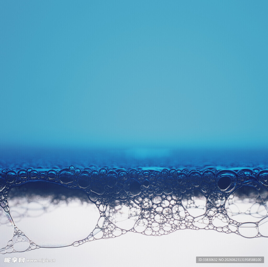 蓝色水面上的气泡景象