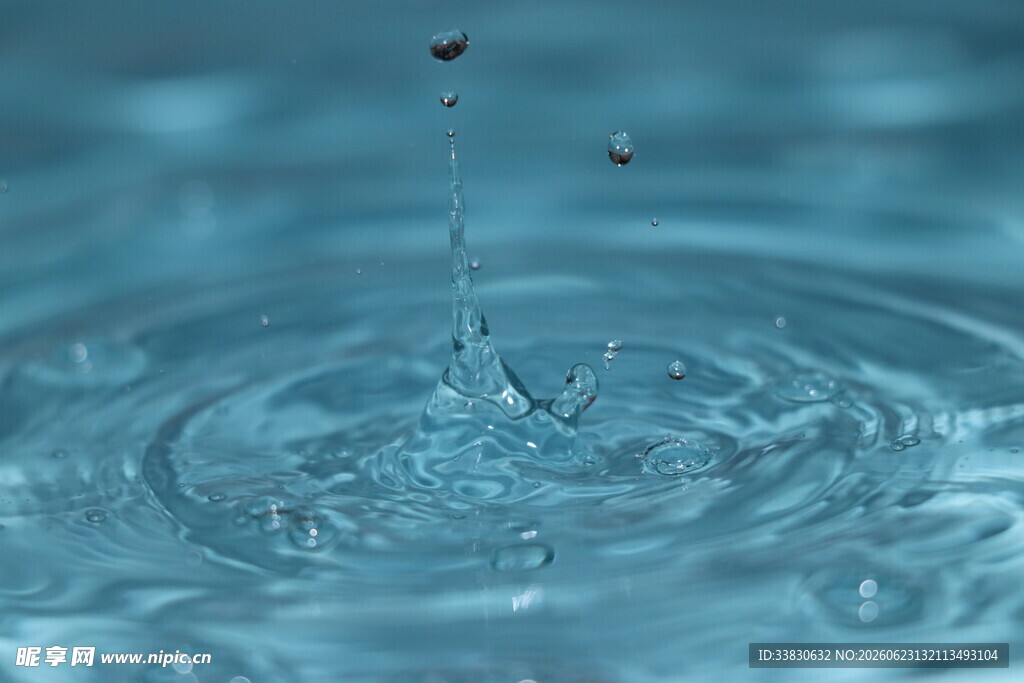 水滴入水泛起涟漪