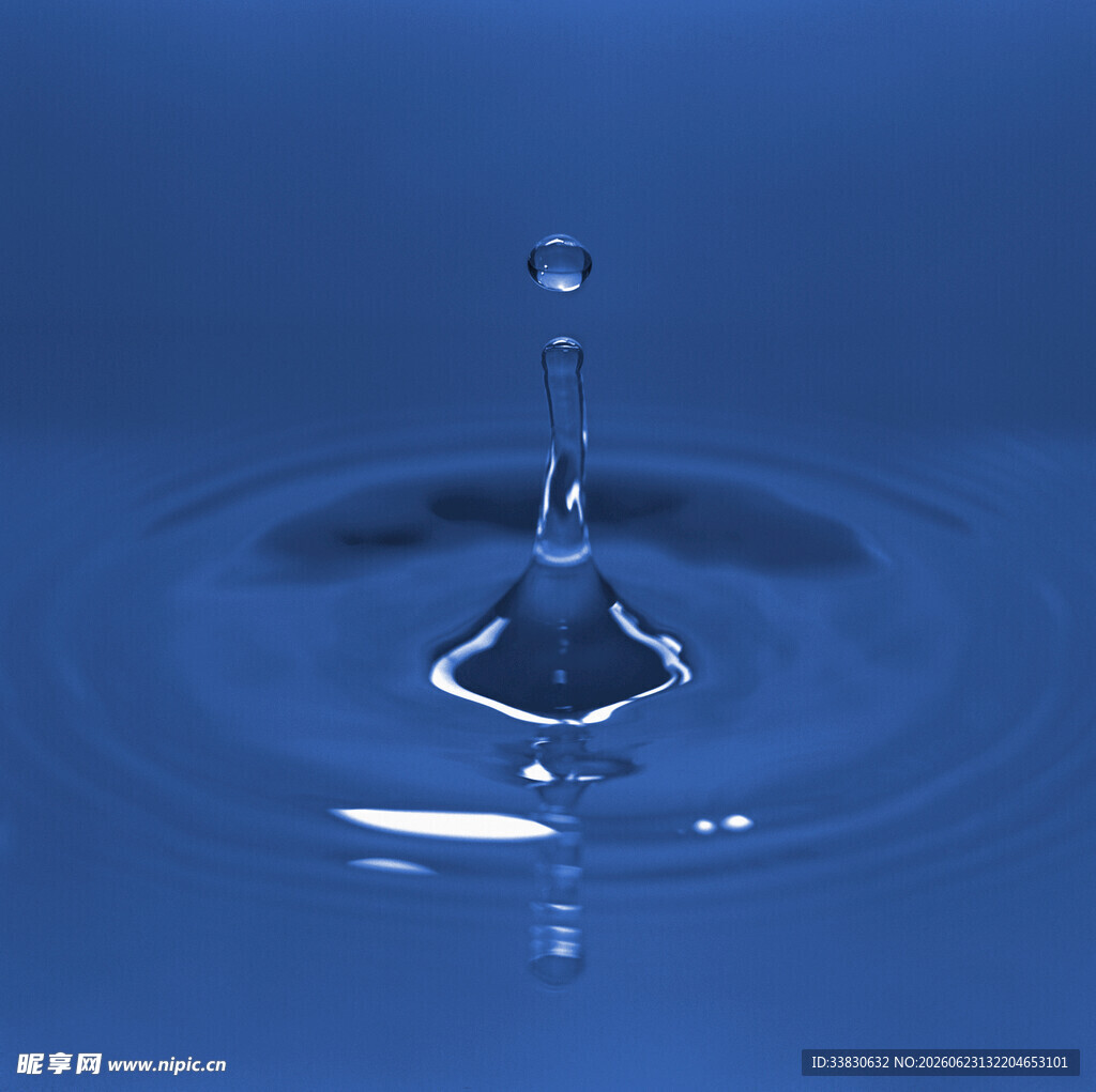 水滴落入水面的美妙瞬间
