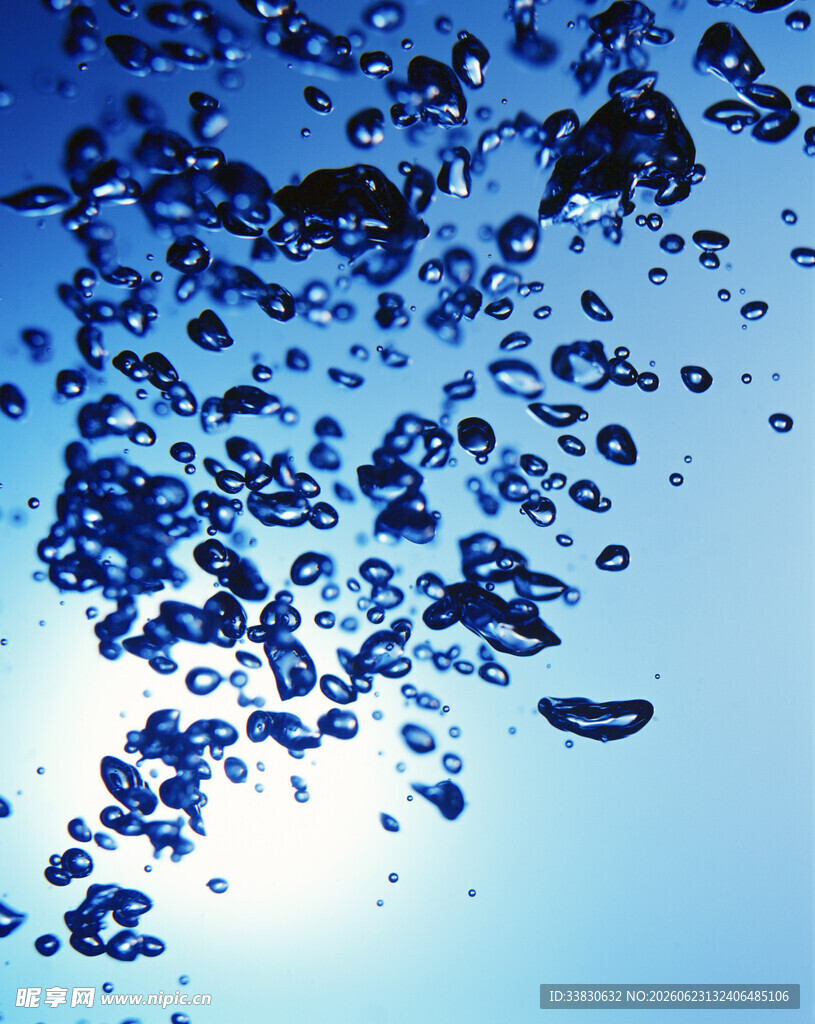 水中气泡的梦幻光影