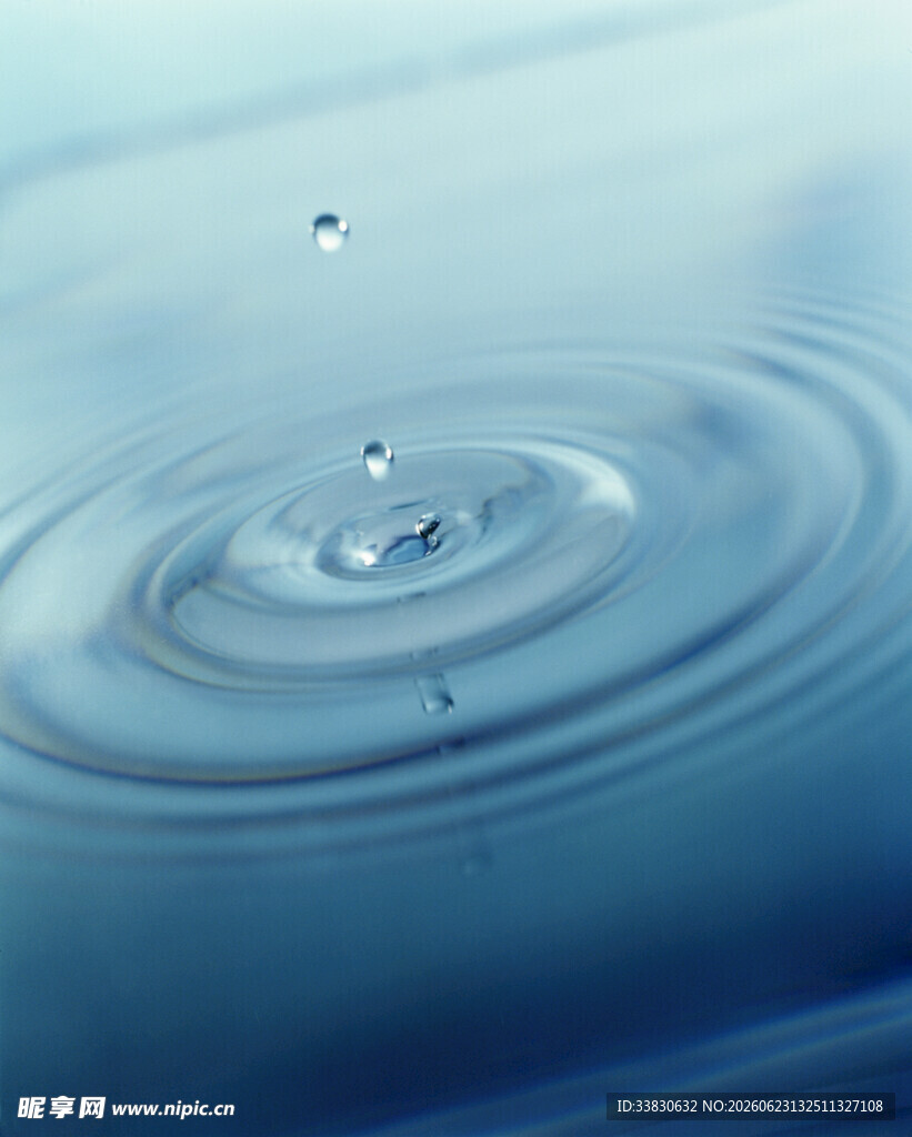 水滴落入水面泛起涟漪