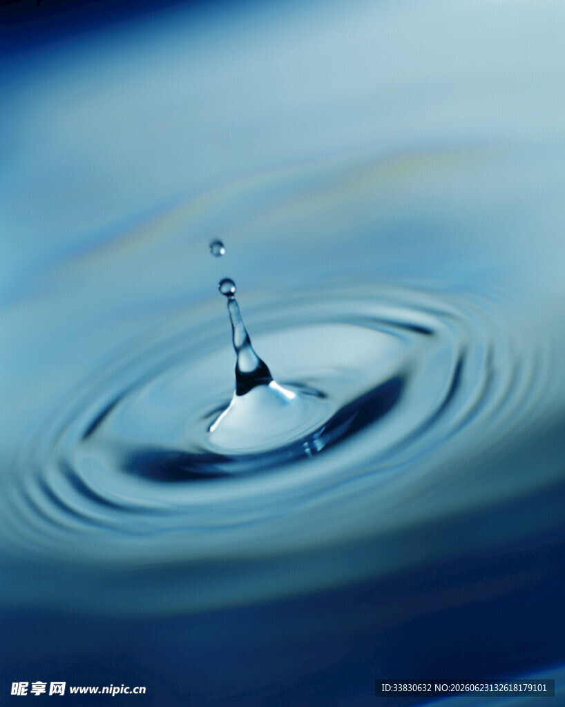 水滴入水泛起层层涟漪