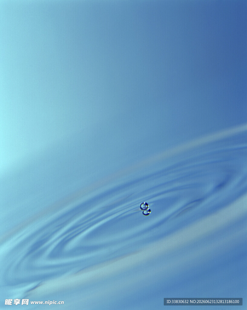 水滴入水泛起层层涟漪