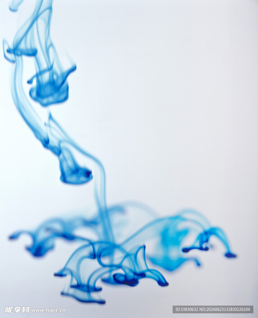 蓝色墨水在水中扩散景象