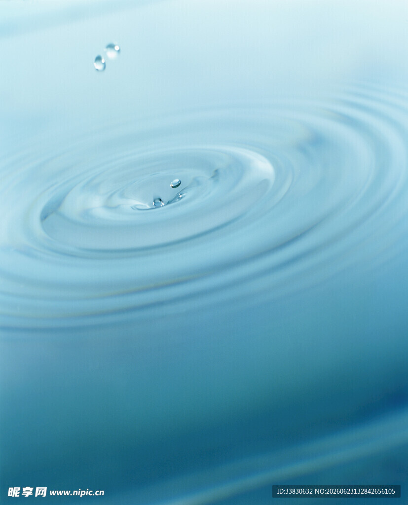 水滴入水泛起涟漪