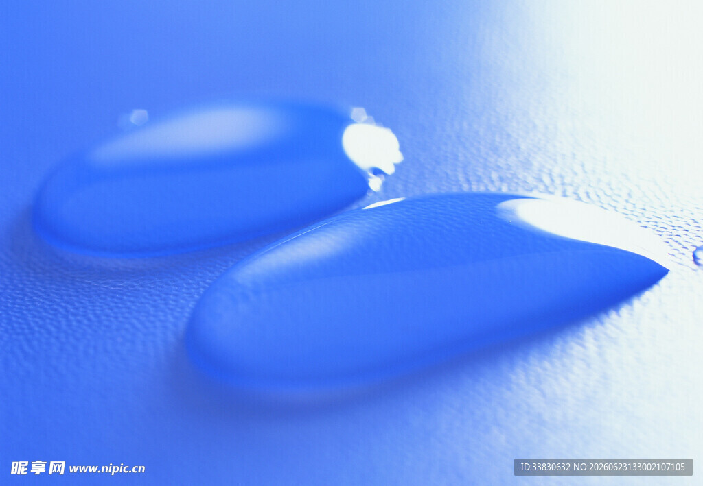 蓝色晶莹水滴特写