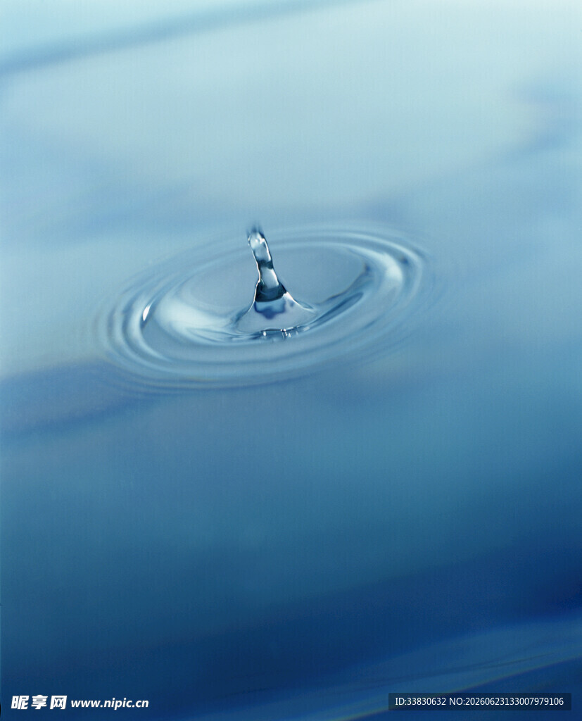 水滴落入水面泛起涟漪