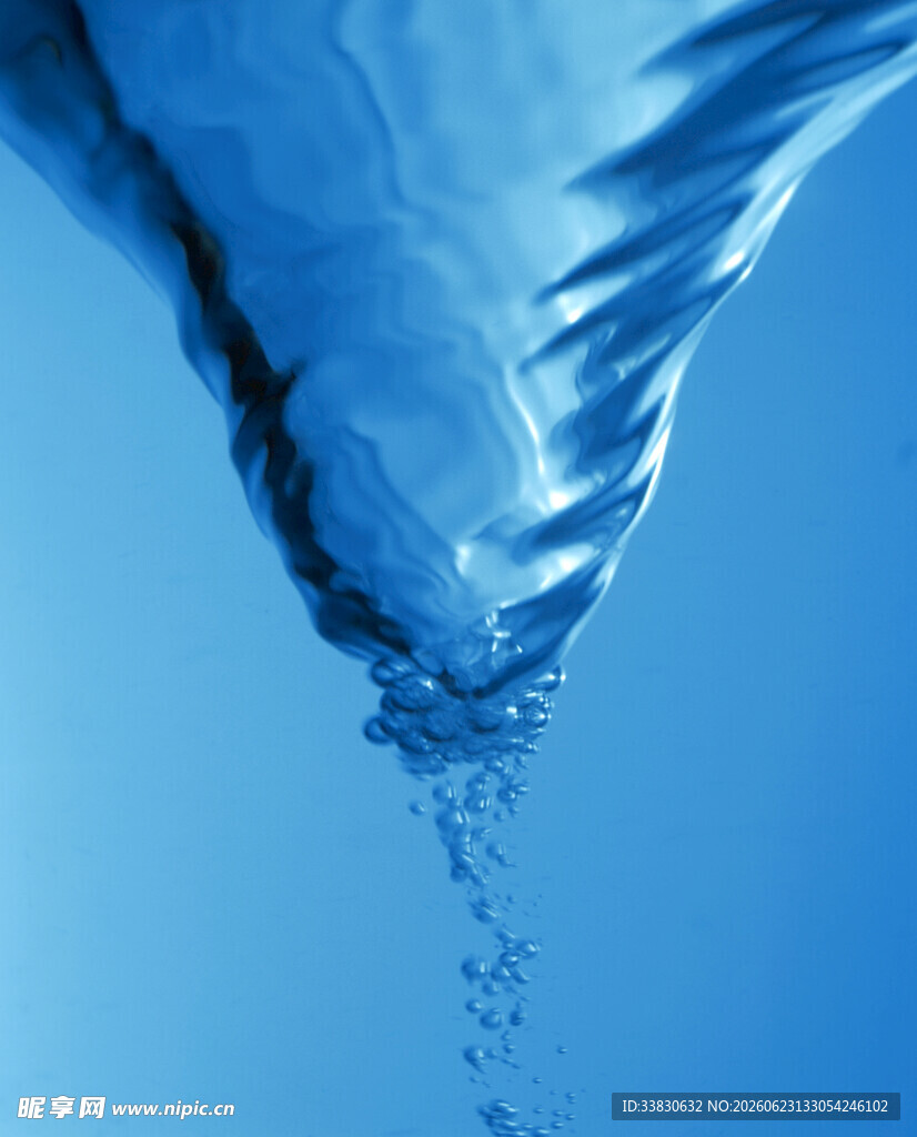水滴滑落的灵动瞬间