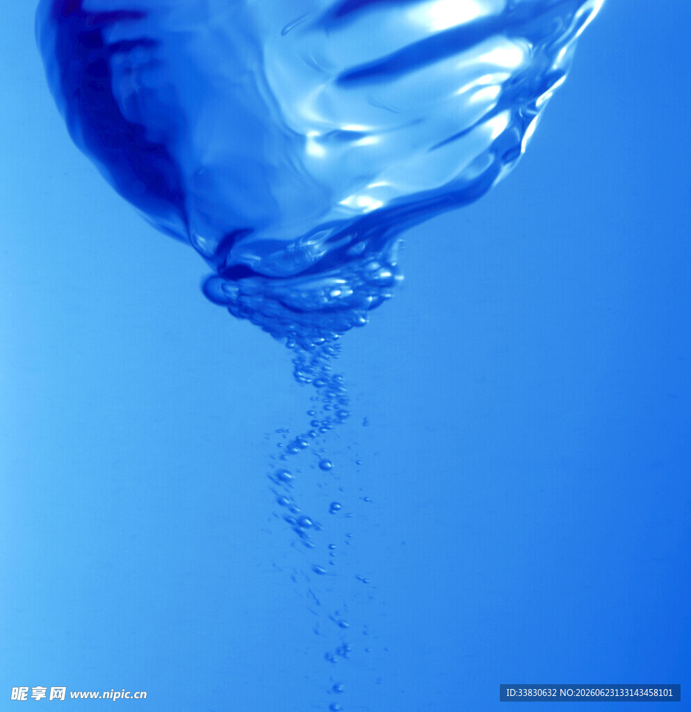 蓝色水滴飞溅瞬间