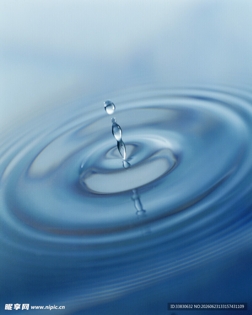 水滴入水泛起涟漪