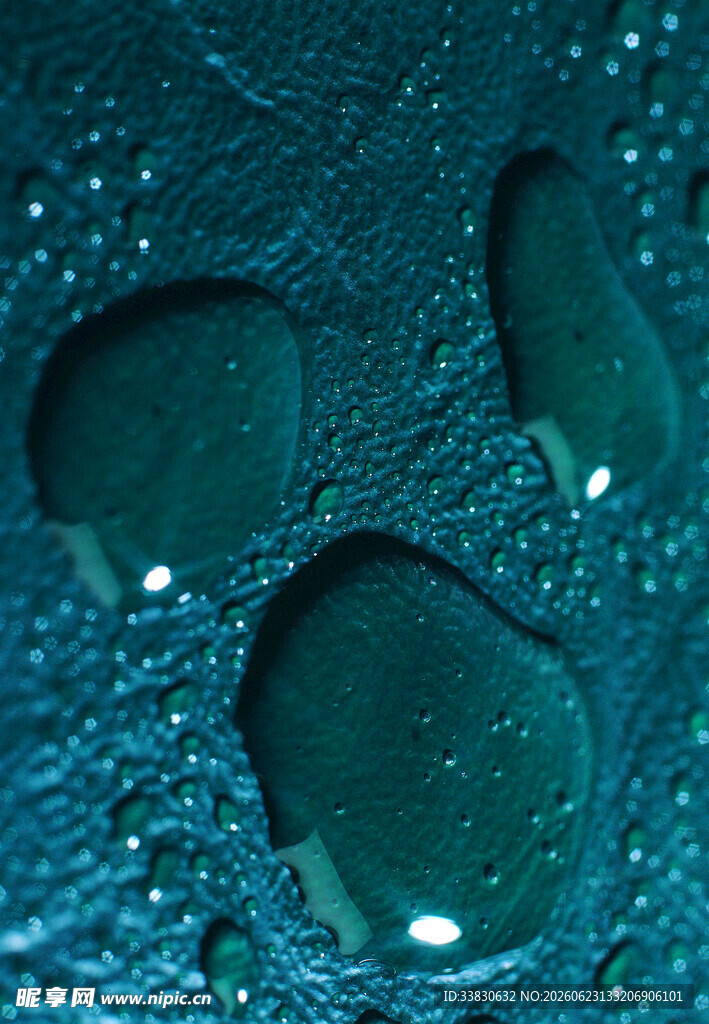 水滴特写晶莹剔透的蓝色