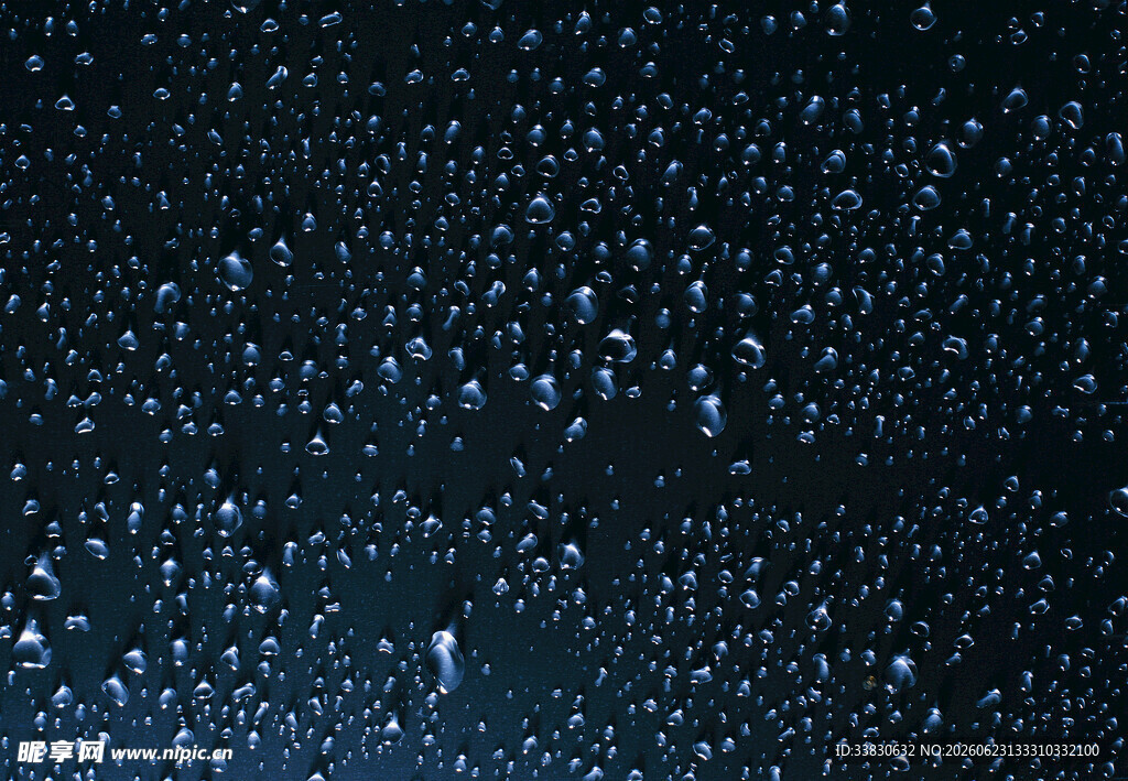 玻璃上的细密雨滴