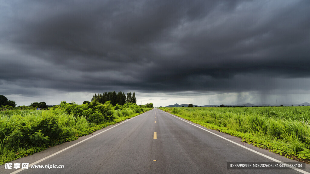 乌云下的空旷公路