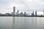 湖畔都市天际线美景
