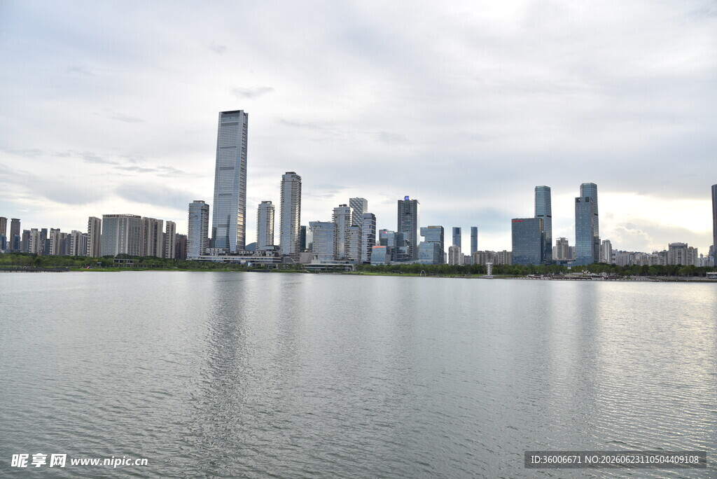 湖畔都市天际线美景