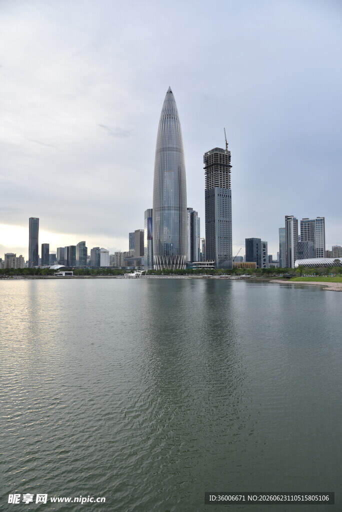 深圳城市天际线与水域景观