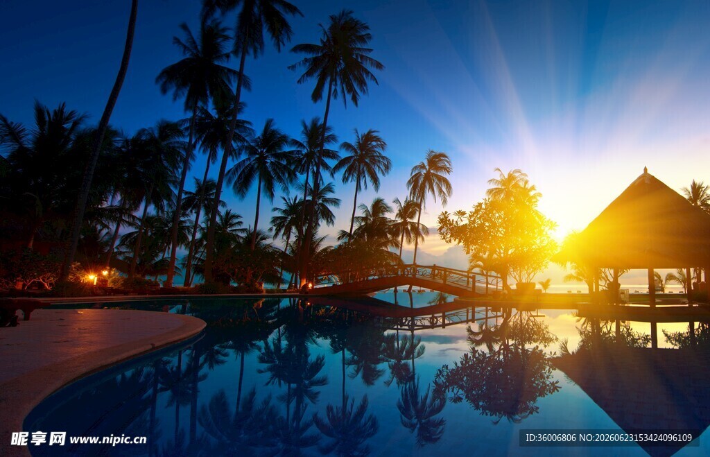 夕阳下的海滨泳池美景