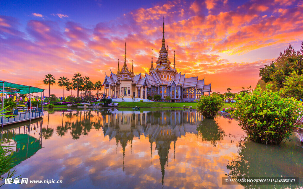 梦幻城堡的绚丽黄昏美景