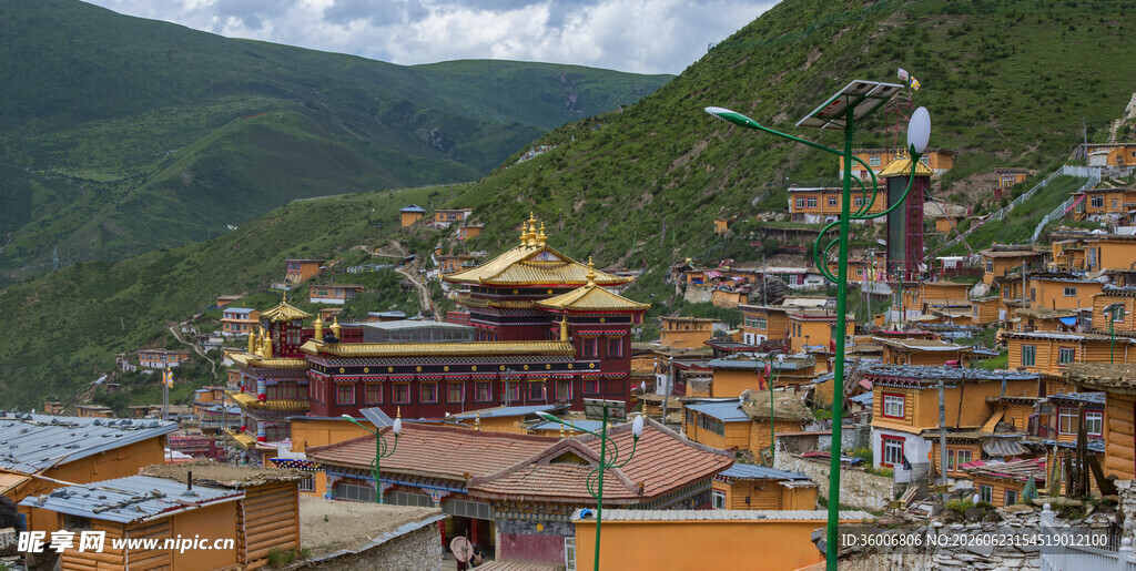 藏区山间金顶寺庙建筑群