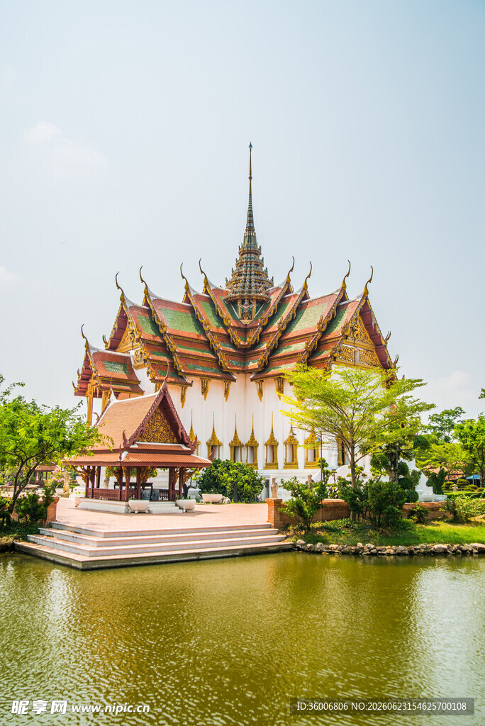泰国寺庙临湖美景