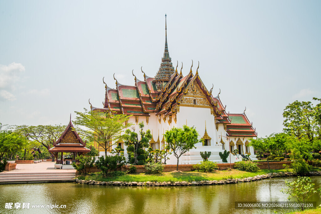 泰国精美寺庙湖畔美景